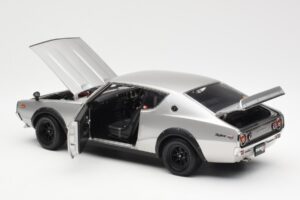 Nissan Skyline 2000 GT-R KPGC110 Srebrna Kyosho 1:18 08255S Kovina – slika 5 od 8