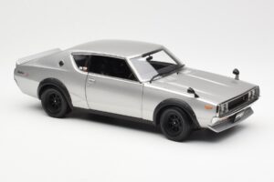 Nissan Skyline 2000 GT-R KPGC110 Srebrna Kyosho 1:18 08255S Kovina – slika 6 od 8