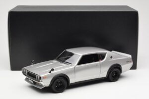 Nissan Skyline 2000 GT-R KPGC110 Srebrna Kyosho 1:18 08255S Kovina – slika 8 od 8