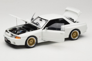 Nissan Skyline GT-R R32 V-Spec II Tuned Crystal White AUTOart 1:18 77416 Kovina – slika 2 od 8