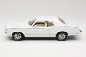 Oldsmobile Cutlass SX Bel ERTL 1:18 33775 Kovina – slika 4 od 8