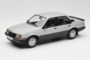 Opel Ascona C SR Srebrna MCG 1:18 MCG18460 Kovina