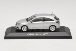 Opel Astra H GTC Srebrna Minichamps 1:43 ASTRA003 Kovina