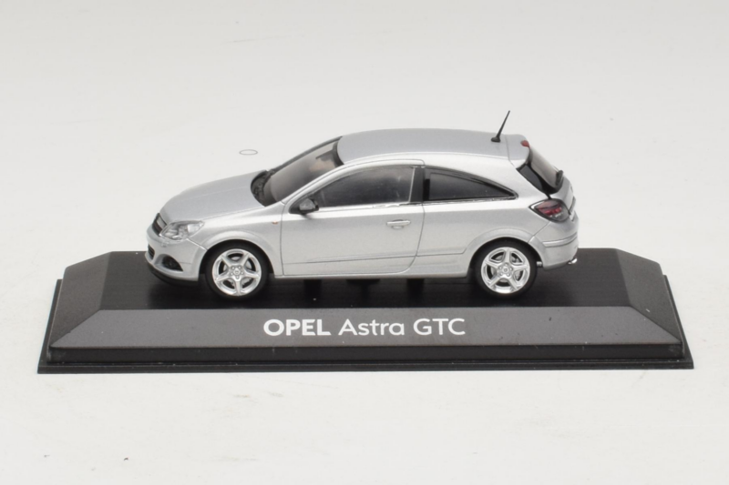 Opel Astra H GTC Srebrna Minichamps 1:43 ASTRA003 Kovina