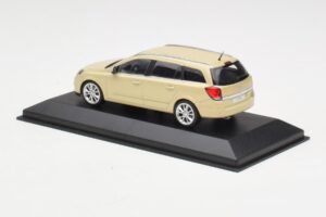 Opel Astra H Karavan Rumen Minichamps 1:43 1799098 Kovina – slika 3 od 4