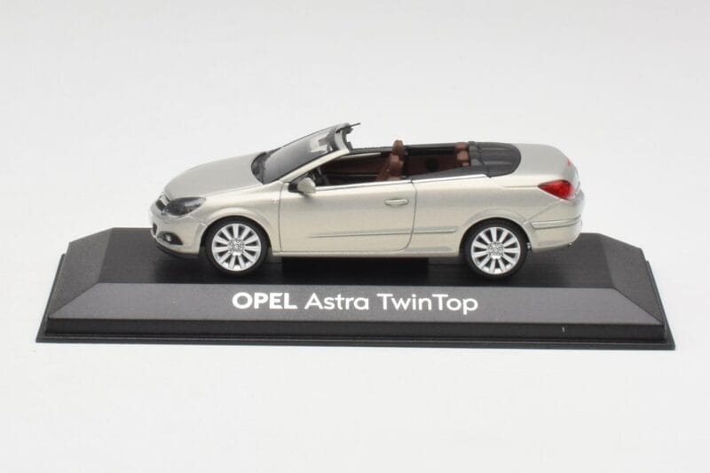 Opel Astra H Twin Top Srebrna Minichamps 1:43 403045633 Kovina