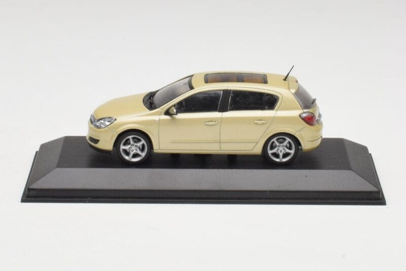 Opel Astra H Rumena Metalik Minichamps 1:43 403043003 Kovina