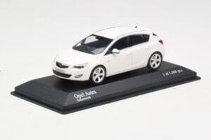Opel Astra J Bela Minichamps 1:43 400049001 Kovina – slika 2 od 4
