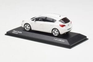 Opel Astra J Bela Minichamps 1:43 400049001 Kovina – slika 3 od 4