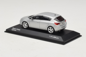 Opel Astra J Srebrna Minichamps 1:43 400049000 Kovina – slika 3 od 4