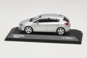 Opel Astra J Srebrna Minichamps 1:43 400049000 Kovina
