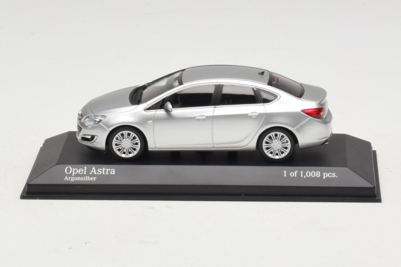 Opel Astra J Srebrna Minichamps 1:43 410042000 Kovina