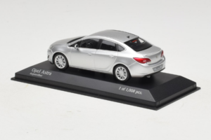 Opel Astra J Srebrna Minichamps 1:43 410042000 Kovina – slika 3 od 5