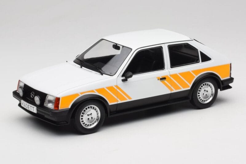 Opel Kadett D SR Bel z Rumenim Dekorjem MCG 1:18 MCG18534 Kovina