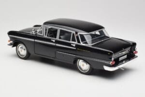 Opel Kapitan P1 Črna Revell 1:18 08822 Kovina – slika 7 od 8