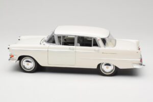 Opel Kapitan P2 Bel Revell 1:18 08821-M1 Kovina – slika 4 od 8