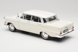 Opel Kapitan P2 Bel Revell 1:18 08821-M1 Kovina – slika 7 od 8