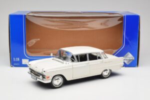 Opel Kapitan P2 Bel Revell 1:18 08821-M1 Kovina – slika 8 od 8