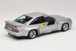 Opel Manta 400 Homologation Srebrn Revell 1:18 8491 Kovina – slika 2 od 6
