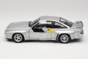 Opel Manta 400 Homologation Srebrn Revell 1:18 8491 Kovina – slika 3 od 6