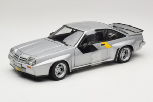 Opel Manta 400 Homologation Srebrn Revell 1:18 8491 Kovina