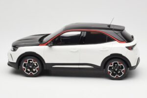 Opel Mokka-E GS Line Jada Bel Otto 1:18 OT1045 Smola – slika 3 od 6