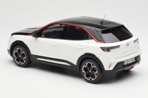 Opel Mokka-E GS Line Jada Bel Otto 1:18 OT1045 Smola – slika 5 od 6