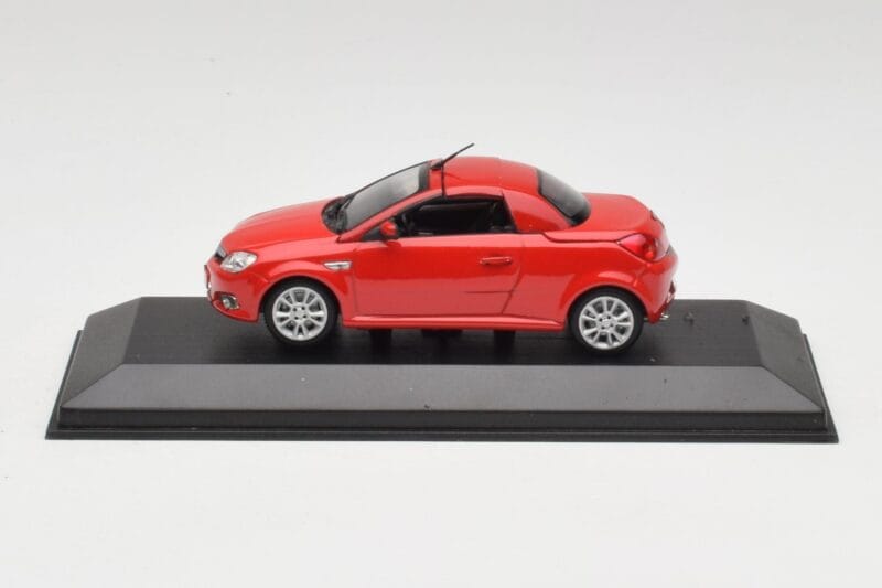 Opel Tigra TwinTop Magma Rdeč Minichamps 1:43 B24910027T Kovina