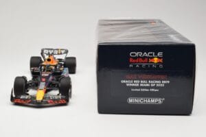 Oracle Red Bull Racing RB19 #1 M. Verstappen Winner Miami GP 2023 Minichamps 1:18 110230501 Kovina – slika 6 od 6