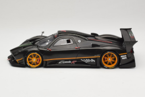 Pagani Zonda R Revolucion Carbon Fiber AUTOart 1:18 78261 Kovina – slika 4 od 8
