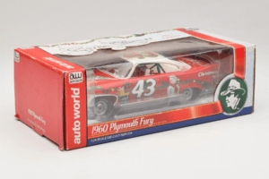 Plymouth Fury #43 R. Petty NASCAR 1960 Auto World 1:24 AW24003/06 Kovina – slika 2 od 3