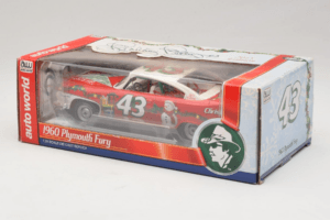 Plymouth Fury #43 R. Petty NASCAR 1960 Auto World 1:24 AW24003/06 Kovina – slika 3 od 3
