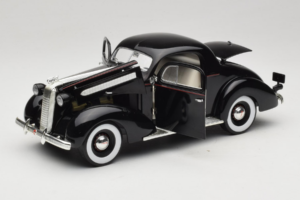Pontiac Deluxe Črn Signature Models 1:18 18106 Kovina – slika 2 od 8