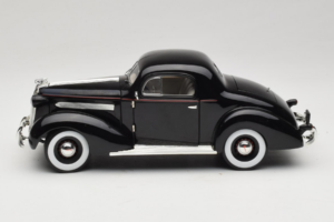 Pontiac Deluxe Črn Signature Models 1:18 18106 Kovina – slika 4 od 8