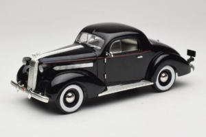Pontiac Deluxe Črn Signature Models 1:18 18106 Kovina