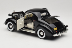 Pontiac Deluxe Črn Signature Models 1:18 18106 Kovina – slika 5 od 8