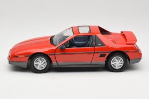 Pontiac Fiero GT Rdeč Road Signature 1:18 92588 Kovina – slika 4 od 8