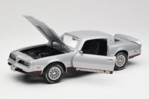 Pontiac Firebird Formula Srebrn ERTL 1:18 33514 Kovina – slika 2 od 8