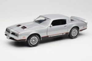 Pontiac Firebird Formula Srebrn ERTL 1:18 33514 Kovina