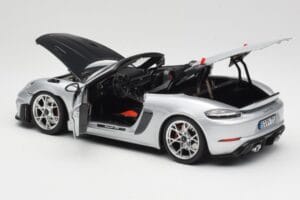 Porsche 718 Spyder RS Weissach Pack GT-Silver Metallic Norev 1:18 187270 Kovina – slika 5 od 8
