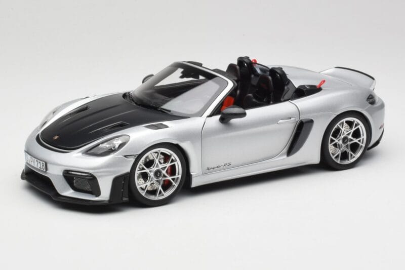 Porsche 718 Spyder RS Weissach Pack GT-Silver Metallic Norev 1:18 187270 Kovina
