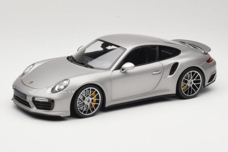 Porsche 911 991 Turbo S Srebrn Minichamps 1:18 113067126 Kovina