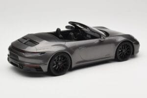 Porsche 911 992 Carrera 4 GTS Kabriolet Grey Metallic Minichamps 1:18 155063031 Kovina – slika 2 od 6