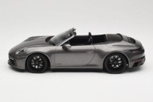 Porsche 911 992 Carrera 4 GTS Kabriolet Grey Metallic Minichamps 1:18 155063031 Kovina – slika 3 od 6