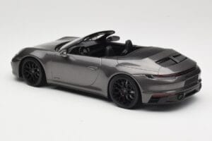 Porsche 911 992 Carrera 4 GTS Kabriolet Grey Metallic Minichamps 1:18 155063031 Kovina – slika 5 od 6