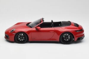 Porsche 911 992 Carrera 4 GTS Kabriolet Rdeč Minichamps 1:18 155063032 Kovina – slika 3 od 6