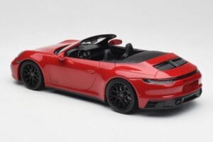 Porsche 911 992 Carrera 4 GTS Kabriolet Rdeč Minichamps 1:18 155063032 Kovina – slika 5 od 6