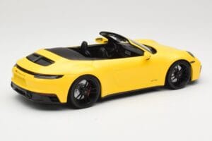 Porsche 911 992 Carrera 4 GTS Kabriolet Rumena Minichamps 1:18 155063030 Kovina – slika 2 od 6