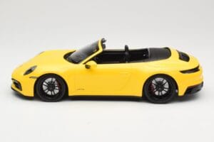 Porsche 911 992 Carrera 4 GTS Kabriolet Rumena Minichamps 1:18 155063030 Kovina – slika 3 od 6