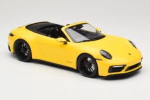 Porsche 911 992 Carrera 4 GTS Kabriolet Rumena Minichamps 1:18 155063030 Kovina – slika 4 od 6